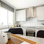 Spacious 2-bedroom With Free Parking Apartman