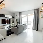 Spacious 2-bedroom With Free Parking Apartman *