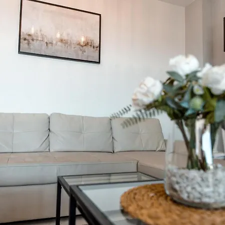 Apartman Spacious 2-bedroom With Free Parking