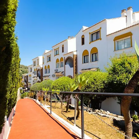 Spacious 2-bedroom With Free Parking Apartman *