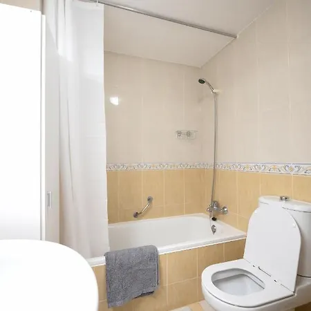 Spacious 2-bedroom With Free Parking Sitio de Calahonda