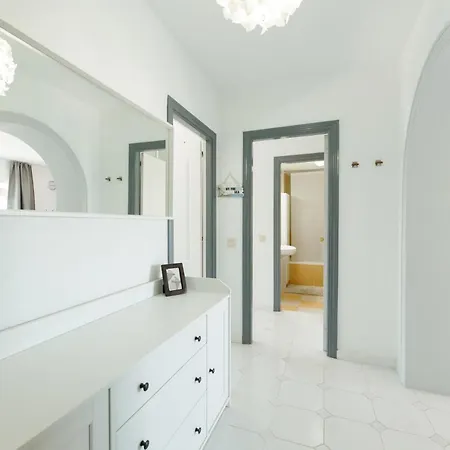 Spacious 2-bedroom With Free Parking Apartment *