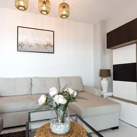 Spacious 2-bedroom With Free Parking Apartment *
